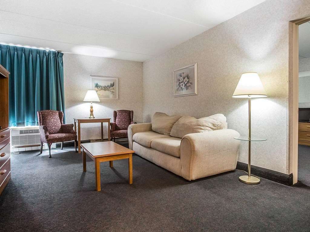 Quality Inn & Suites Plattsburgh Oda fotoğraf